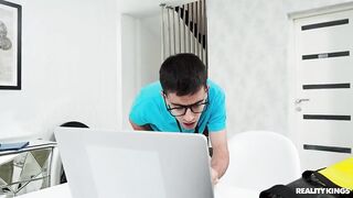 بورنو - جوردي يكتشف صور سكس نودز
