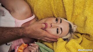 المراهقة الشقراء تغوي جيماك - prazzer