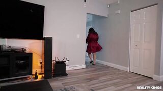 يتجسس على ثدييها الكبيرين العاريين   في الحمام - porn hup