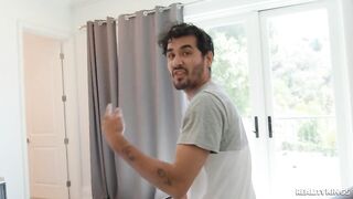 أرته مؤخرتها الرائعة وهي تغريه - سكس امريكي