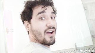 أرته مؤخرتها الرائعة وهي تغريه - سكس امريكي