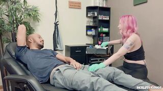 فنانة الوشم تمارس الجنس مع زبائنها - سكس اجنبي