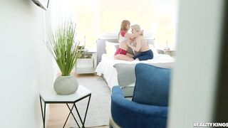 xlxx متشوقة للعب مع الشقراء الجميلة جيسيكا