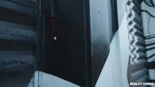 سكس أجنبي - لقاء عشوائي يؤدي إلى سكس عنيف