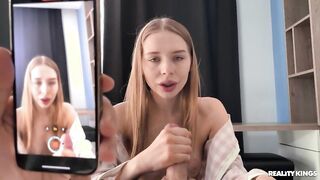 سكس أجنبي - مفاجأة عيد ميلاد جنسية مع شقراء كاليفورنيا