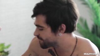 XLXX - مدرسة الجيتار المغرية في غرفتي