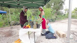 سكس في سوق الخضار - pornhup