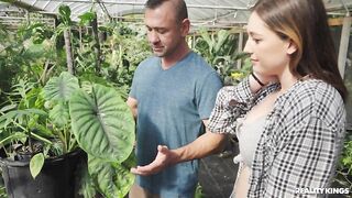 جولة في البيوت الزجاجية تنتهي بنيك - سكس اجنبي