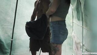 جولة في البيوت الزجاجية تنتهي بنيك - سكس اجنبي