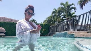 سعودية عارية تستمتع في المسبح - افلام سكس عربي