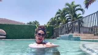 سعودية عارية تستمتع في المسبح - افلام سكس عربي