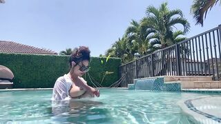 سعودية عارية تستمتع في المسبح - افلام سكس عربي