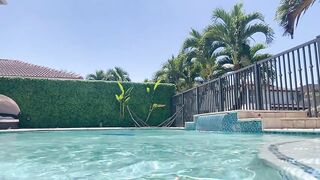 سعودية عارية تستمتع في المسبح - افلام سكس عربي