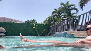 سعودية عارية تستمتع في المسبح - افلام سكس عربي