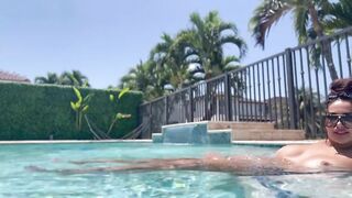 سعودية عارية تستمتع في المسبح - افلام سكس عربي